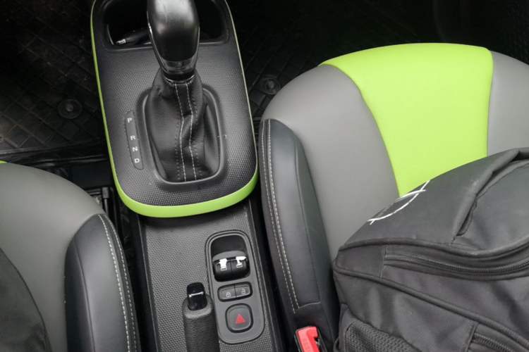 Used Roewe Clever 2021 302 km New Four-Seater Super-Efficient Version Gear Lever