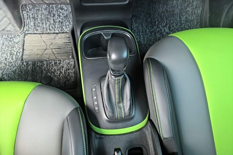 Used Roewe Clever 2021 302 km New Four-Seater Super-Efficient Version Gear Lever