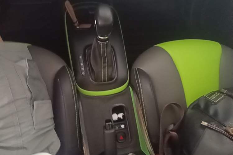 Used Roewe Clever 2021 302 km New Four-Seater Super-Efficient Version Gear Lever