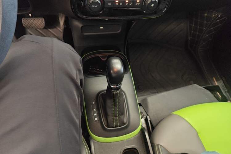 Used Roewe Clever 2021 302 km New Four-Seater Super-Efficient Version Gear Lever