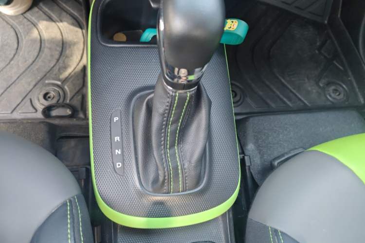 Used Roewe Clever 2021 302 km New Four-Seater Super-Efficient Version Gear Lever