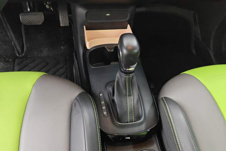 Used Roewe Clever 2021 302 km New Four-Seater Super-Efficient Version Gear Lever
