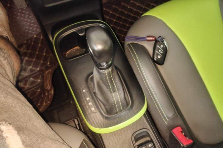 Used Roewe Clever 2021 302 km New Four-Seater Super-Efficient Version Gear Lever