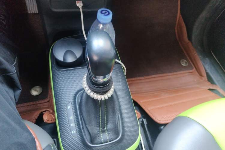 Used Roewe Clever 2021 302 km New Four-Seater Super-Efficient Version Gear Lever