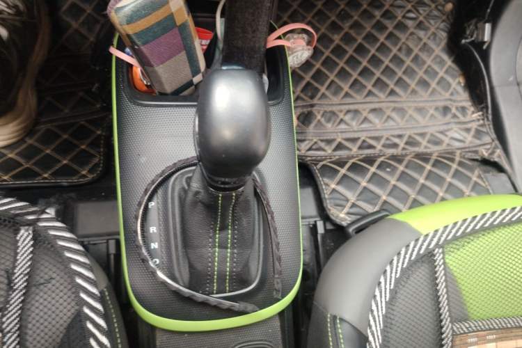 Used Roewe Clever 2021 302 km New Four-Seater Super-Efficient Version Gear Lever