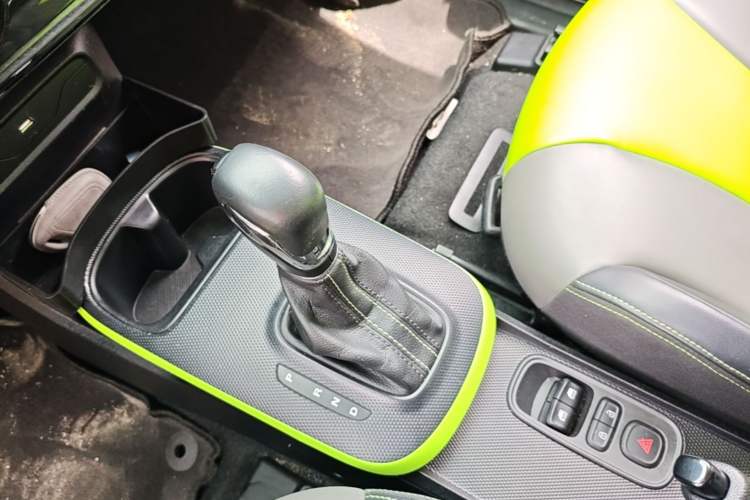 Used Roewe Clever 2021 302 km New Four-Seater Super-Efficient Version Gear Lever