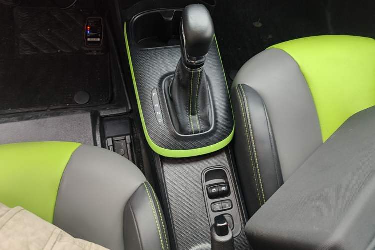Used Roewe Clever 2021 302 km New Four-Seater Super-Efficient Version Gear Lever