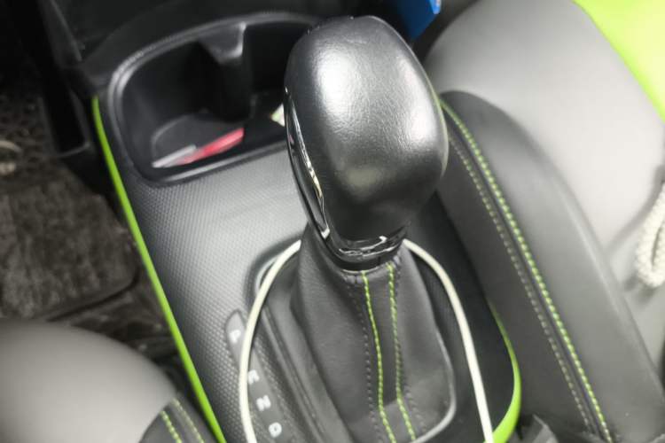 Used Roewe Clever 2021 302 km New Four-Seater Super-Efficient Version Gear Lever