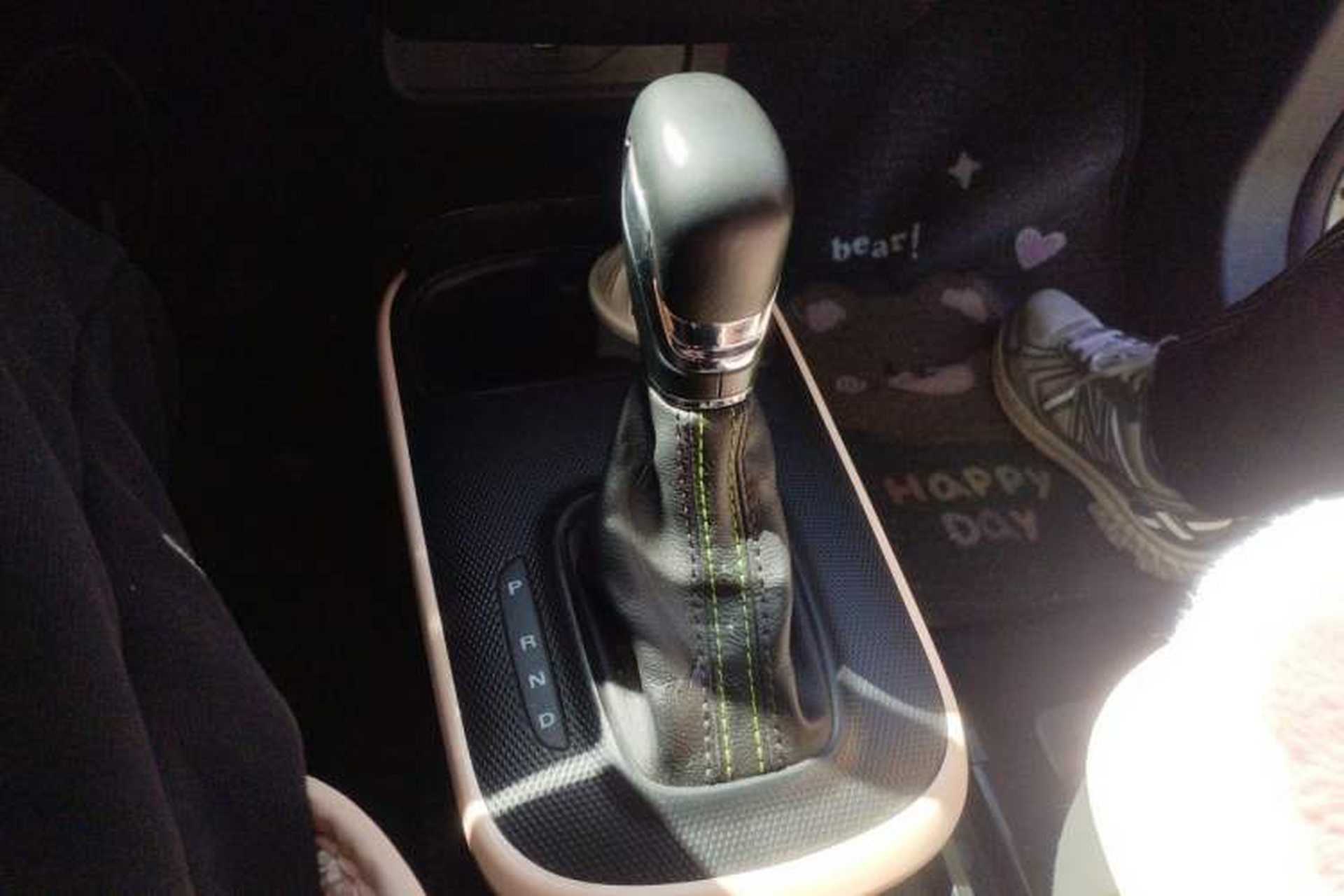 Used Roewe Clever 2021 302 km New Four-Seater Super-Efficient Version Gear Lever
