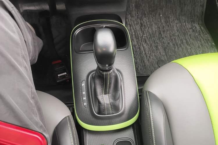 Used Roewe Clever 2021 302 km New Four-Seater Super-Efficient Version Gear Lever