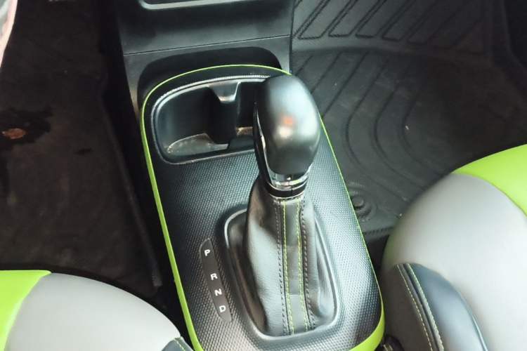 Used Roewe Clever 2021 302 km New Four-Seater Super-Efficient Version Gear Lever