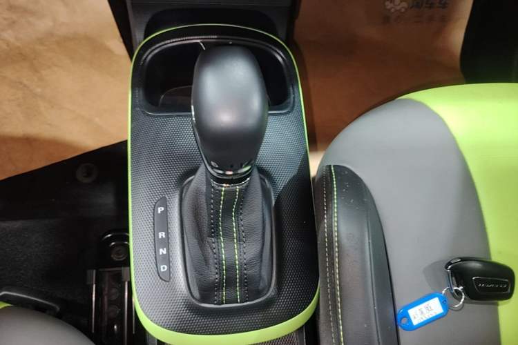 Used Roewe Clever 2021 302 km New Four-Seater Super-Efficient Version Gear Lever