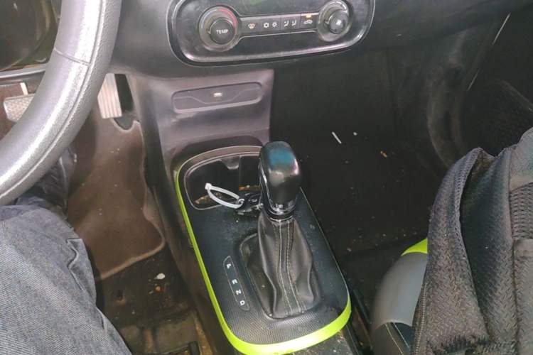 Used Roewe Clever 2021 302 km New Four-Seater Super-Efficient Version Gear Lever