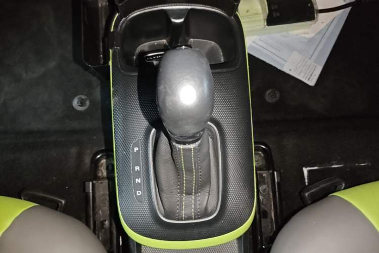 Used Roewe Clever 2021 302 km New Four-Seater Super-Efficient Version Gear Lever