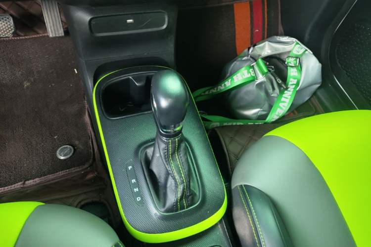 Used Roewe Clever 2021 302 km New Four-Seater Super-Efficient Version Gear Lever