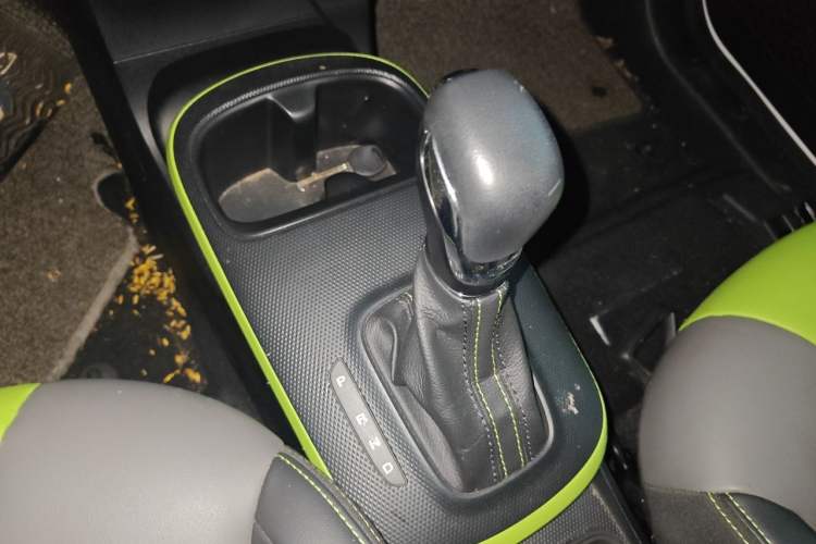 Used Roewe Clever 2021 302 km New Four-Seater Super-Efficient Version Gear Lever