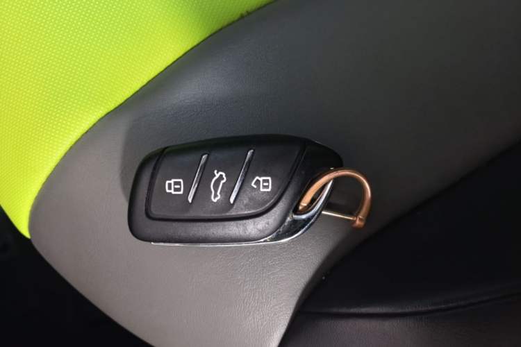 Used Roewe Clever 2021 302 km New Four-Seater Super-Efficient Version Interior 1