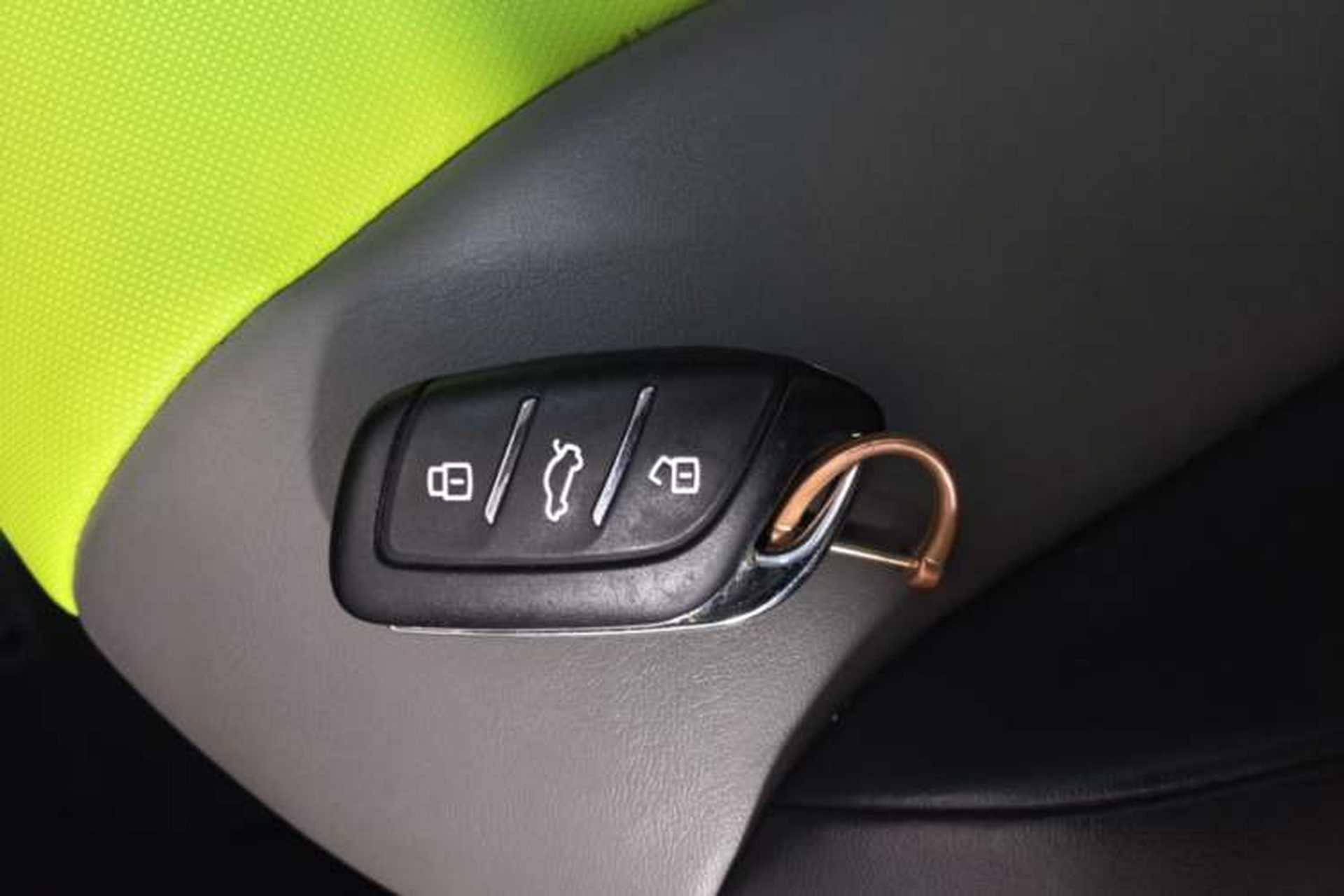 Used Roewe Clever 2021 302 km New Four-Seater Super-Efficient Version Interior 1