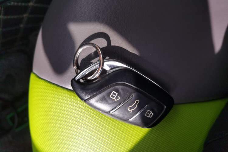 Used Roewe Clever 2021 302 km New Four-Seater Super-Efficient Version Interior 1