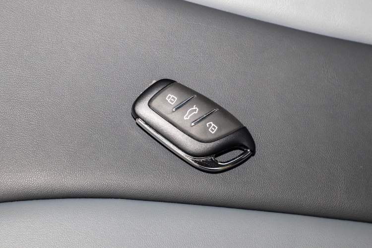 Used Roewe Clever 2021 302 km New Four-Seater Super-Efficient Version Interior 1