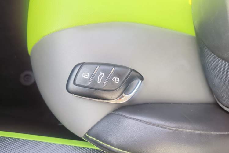 Used Roewe Clever 2021 302 km New Four-Seater Super-Efficient Version Interior 1
