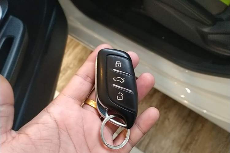 Used Roewe Clever 2021 302 km New Four-Seater Super-Efficient Version Interior 1