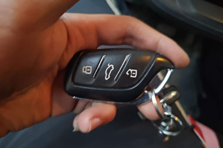 Used Roewe Clever 2021 302 km New Four-Seater Super-Efficient Version Interior 1