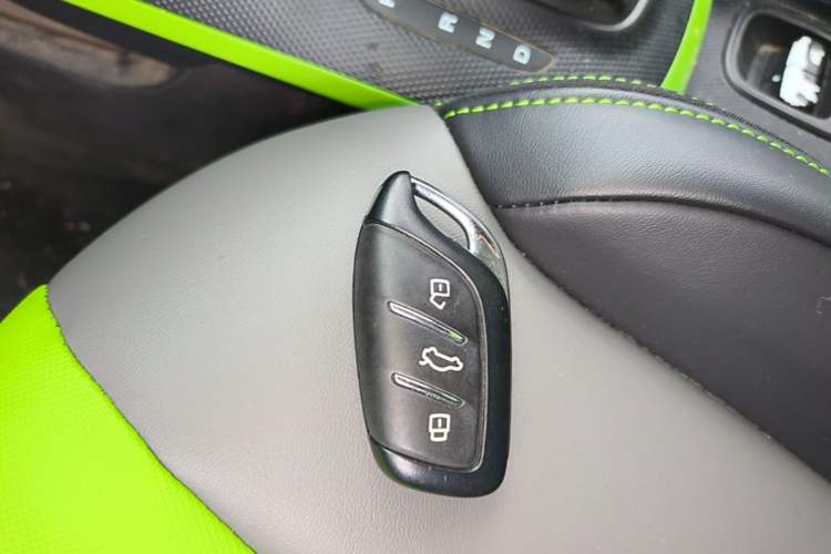 Used Roewe Clever 2021 302 km New Four-Seater Super-Efficient Version Interior 1