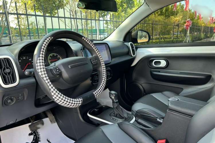 Used Roewe Clever 2021 302 km New Four-Seater Super-Efficient Version Interior 1