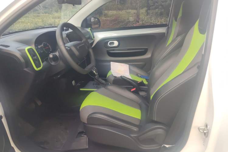 Used Roewe Clever 2021 302 km New Four-Seater Super-Efficient Version Interior 2
