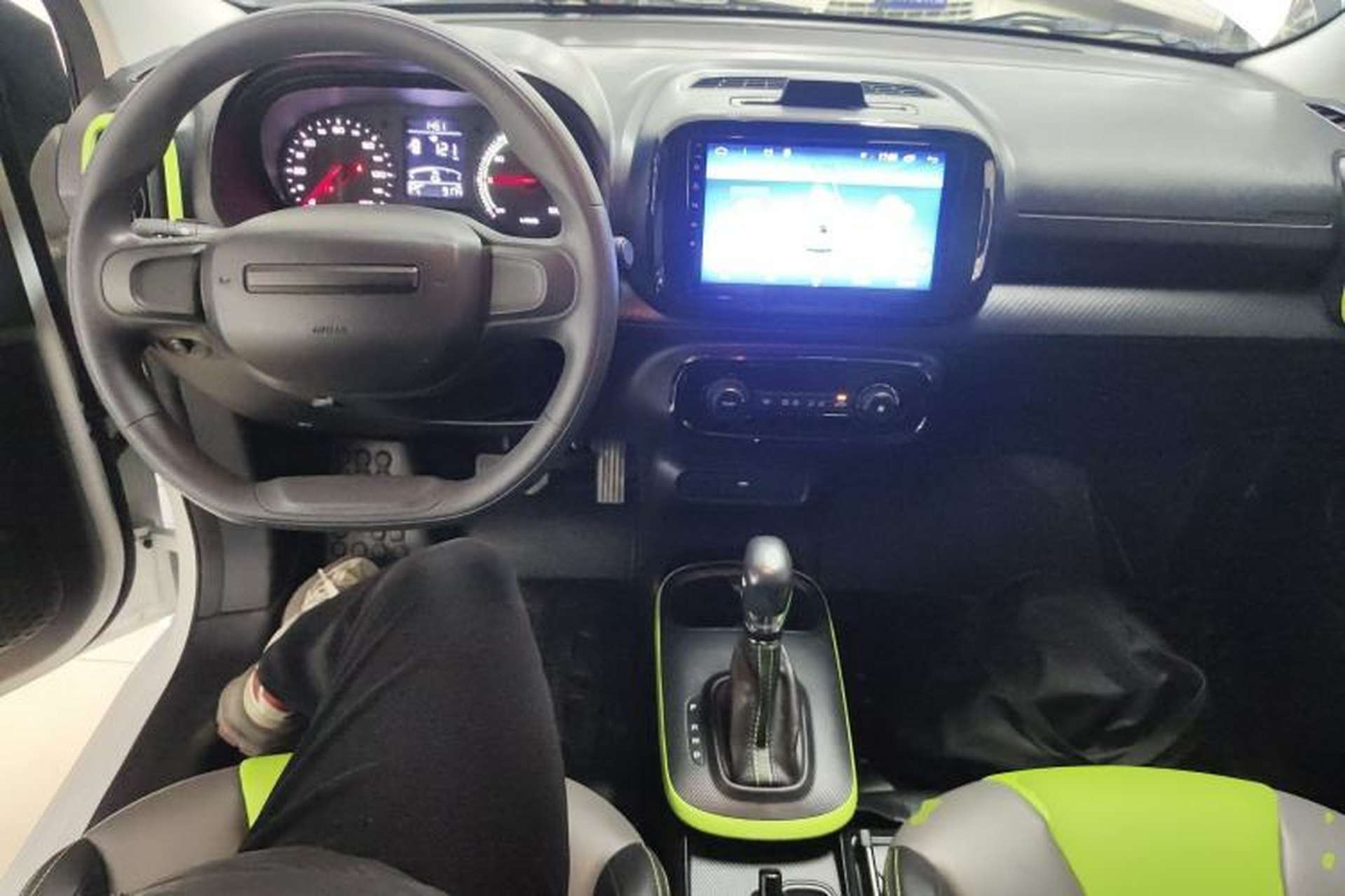 Used Roewe Clever 2021 302 km New Four-Seater Super-Efficient Version Interior 2