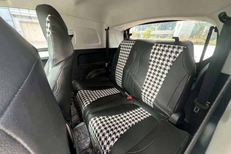Used Roewe Clever 2021 302 km New Four-Seater Super-Efficient Version Interior 2