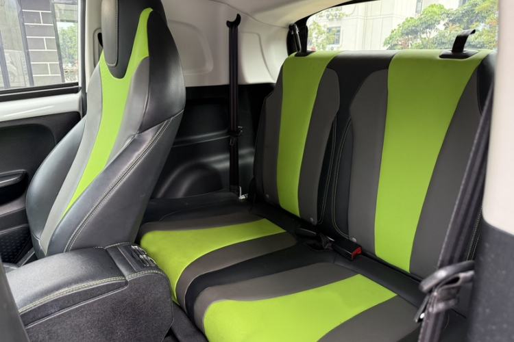 Used Roewe Clever 2021 302 km New Four-Seater Super-Efficient Version Interior 2