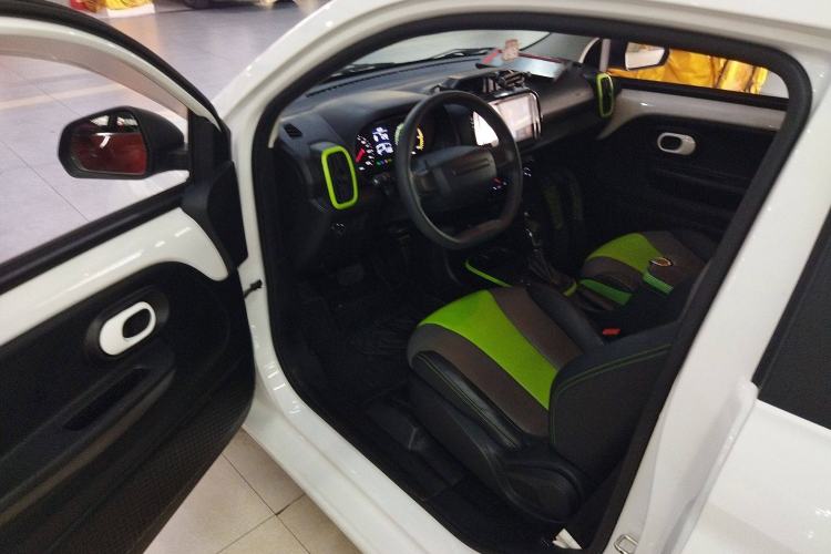 Used Roewe Clever 2021 302 km New Four-Seater Super-Efficient Version Interior 3