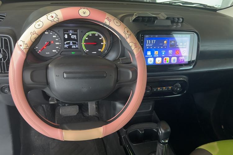 Used Roewe Clever 2021 302 km New Four-Seater Super-Efficient Version Interior 3