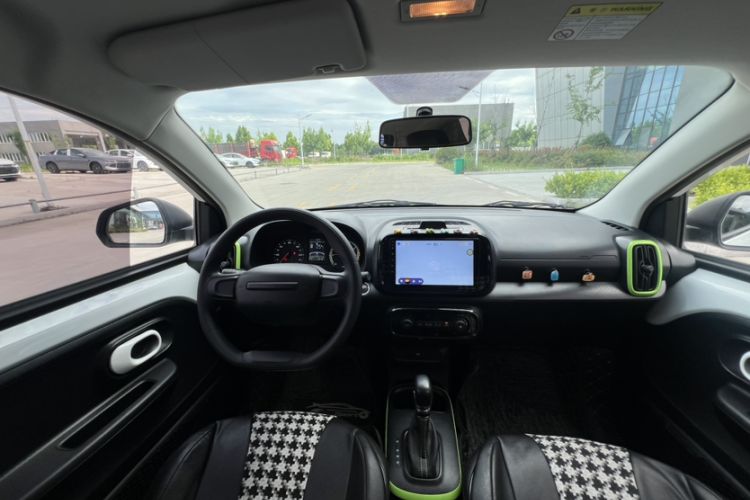 Used Roewe Clever 2021 302 km New Four-Seater Super-Efficient Version Interior 3