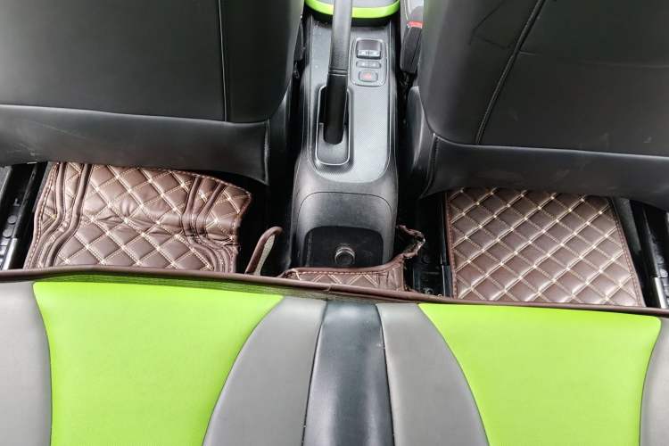 Used Roewe Clever 2021 302 km New Four-Seater Super-Efficient Version Interior 3