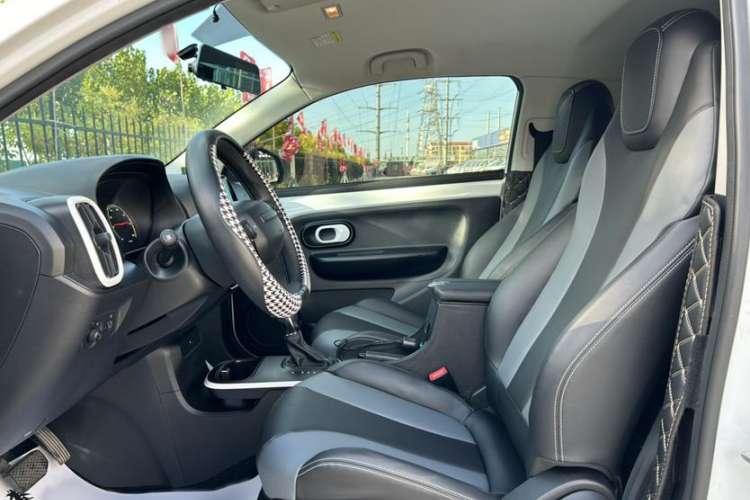 Used Roewe Clever 2021 302 km New Four-Seater Super-Efficient Version Interior 3