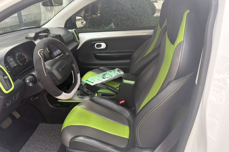 Used Roewe Clever 2021 302 km New Four-Seater Super-Efficient Version Interior 4
