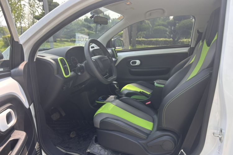 Used Roewe Clever 2021 302 km New Four-Seater Super-Efficient Version Interior 4