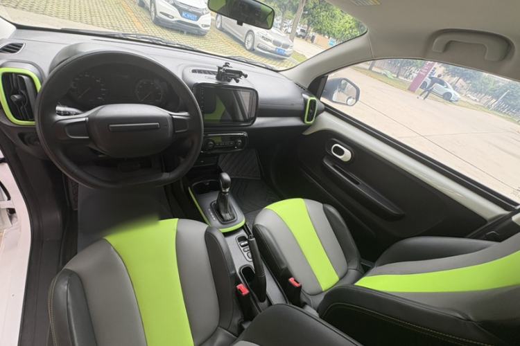Used Roewe Clever 2021 302 km New Four-Seater Super-Efficient Version Interior 4
