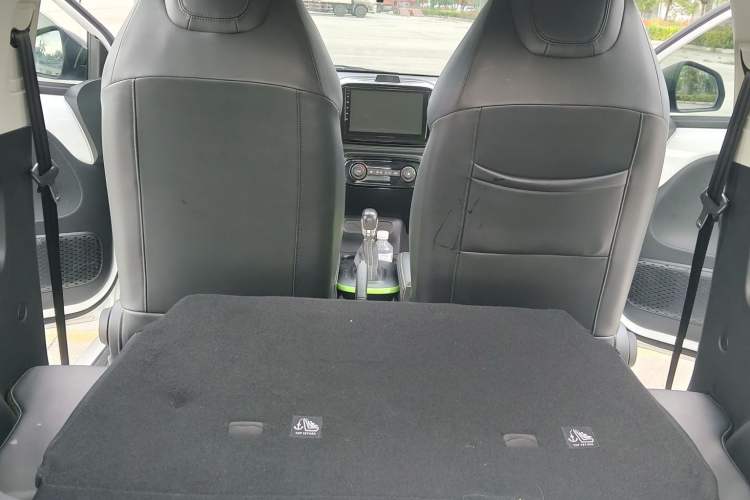 Used Roewe Clever 2021 302 km New Four-Seater Super-Efficient Version Interior 4