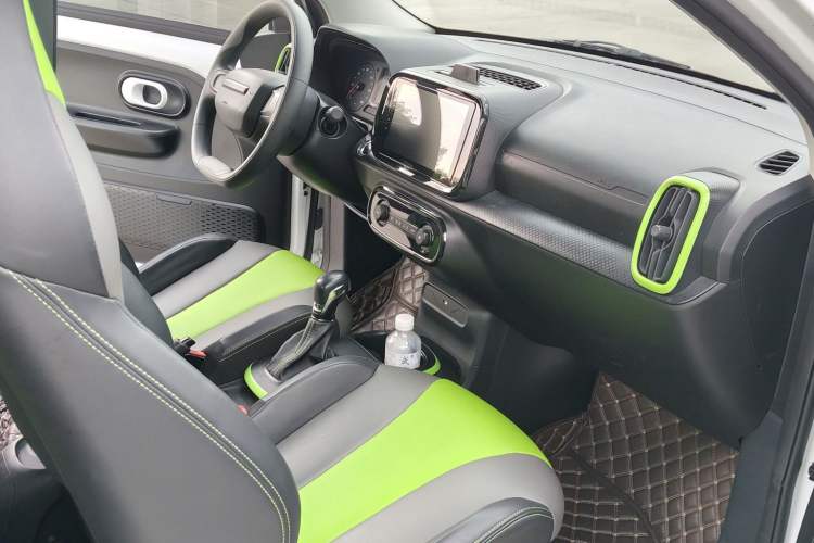 Used Roewe Clever 2021 302 km New Four-Seater Super-Efficient Version Interior 5