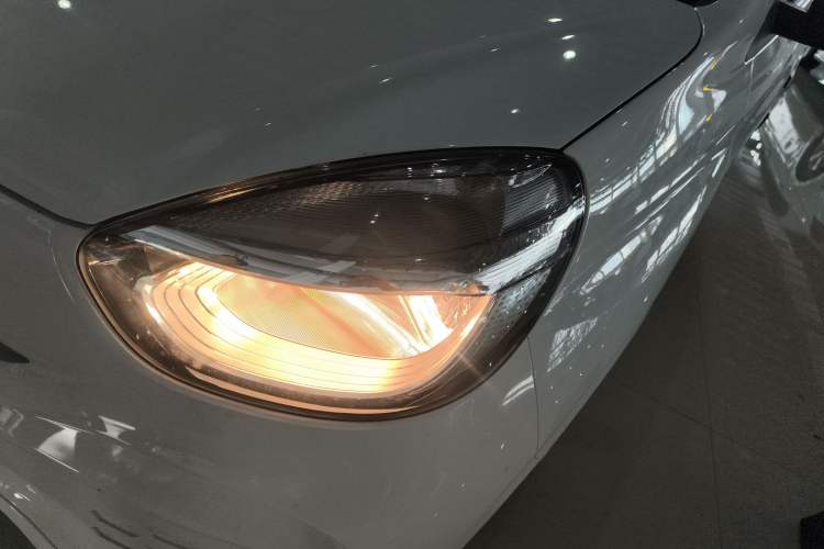 Used Roewe Clever 2021 302 km New Four-Seater Super-Efficient Version Left Front Headlight
