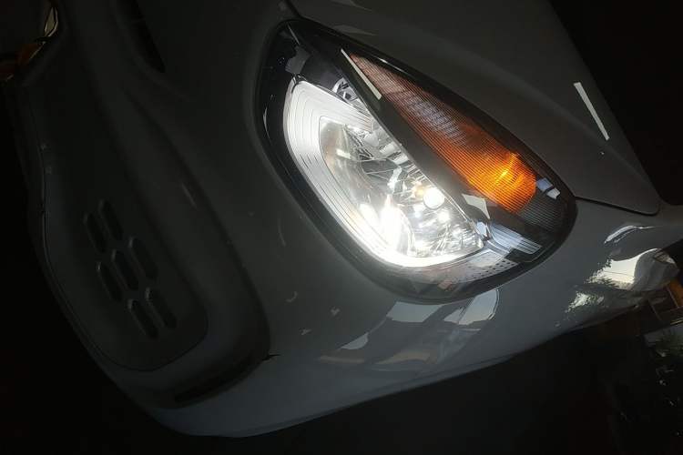 Used Roewe Clever 2021 302 km New Four-Seater Super-Efficient Version Left Front Headlight