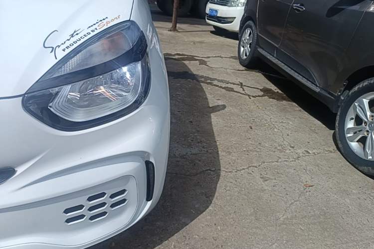 Used Roewe Clever 2021 302 km New Four-Seater Super-Efficient Version Left Front Headlight