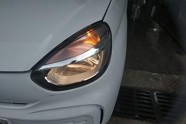 Used Roewe Clever 2021 302 km New Four-Seater Super-Efficient Version Left Front Headlight