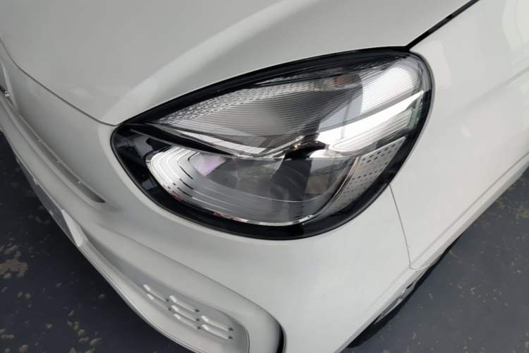 Used Roewe Clever 2021 302 km New Four-Seater Super-Efficient Version Left Front Headlight