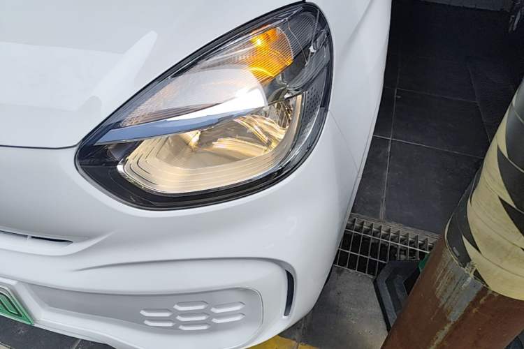 Used Roewe Clever 2021 302 km New Four-Seater Super-Efficient Version Left Front Headlight
