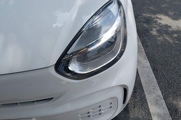 Used Roewe Clever 2021 302 km New Four-Seater Super-Efficient Version Left Front Headlight